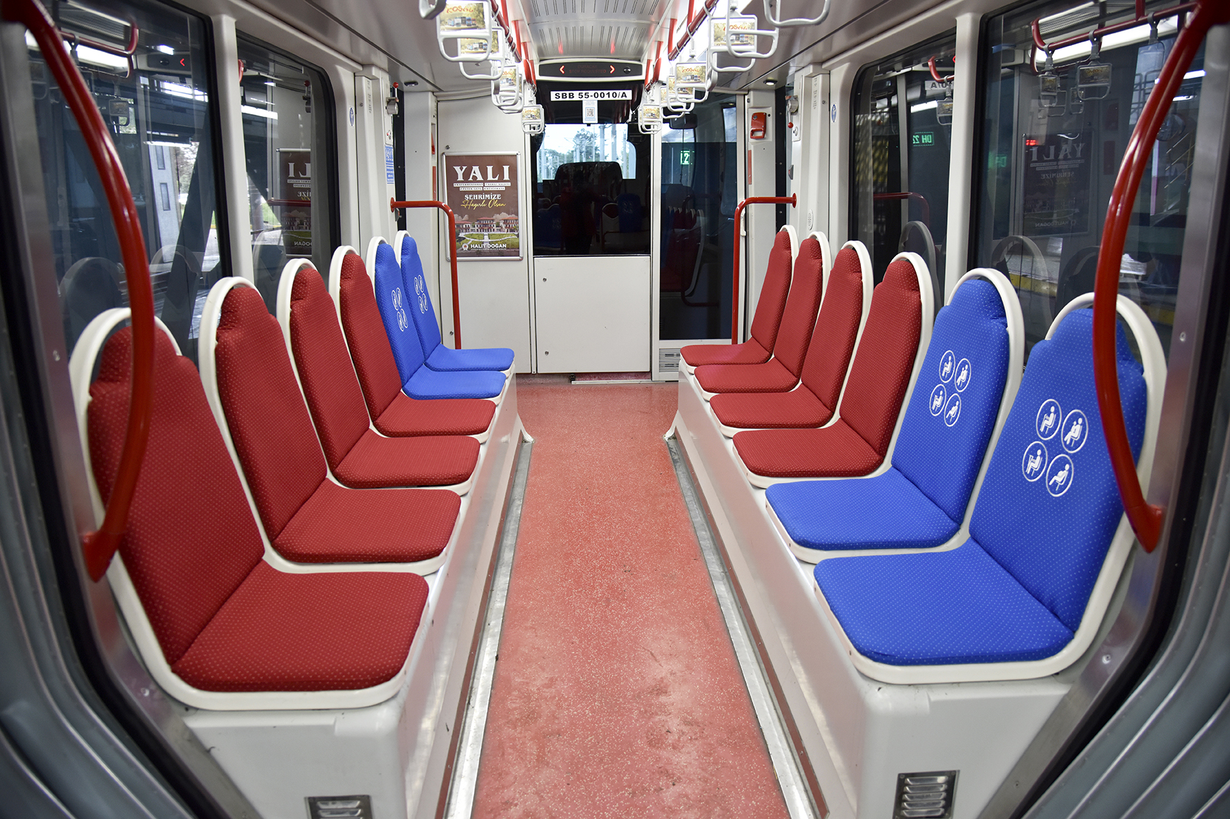 TRAMVAYLARDA KOLTUKLAR YENİLENDİ