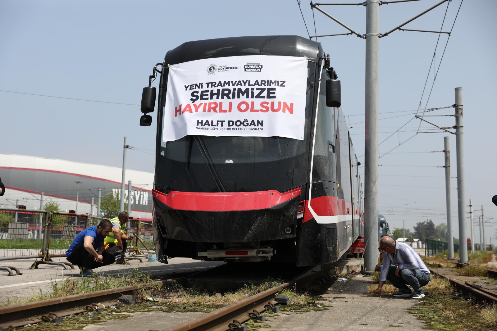 KENT İÇİ ULAŞIMDA YENİ DÖNEM: 12 YENİ TRAMVAYDAN İLKİ SAMSUNA GETİRİLDİ